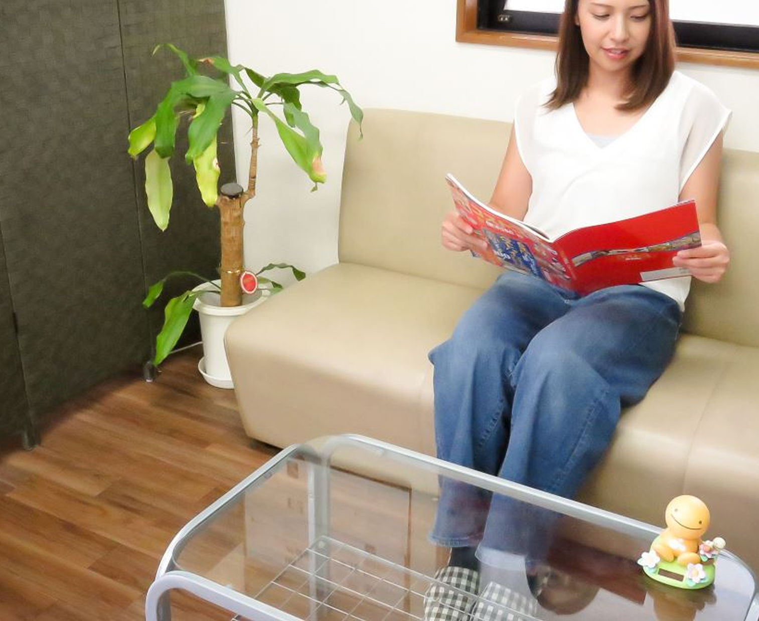 雑誌を読む女性